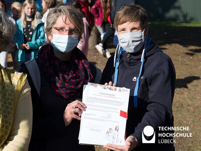 Janina Mahncke (r.) verleiht Schulleiterin Svenja Kuhlmey der Gotthard-Kühl-Schule die Auszeichnung zum Netzwerkparter des JuniorCampus.