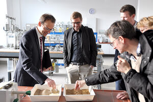 Fingerprobe im Labor für Geotechnik: So fühlt sich »sortierter« und nach Körnungsgröße gerüttelter Boden an. Foto: TH Lübeck