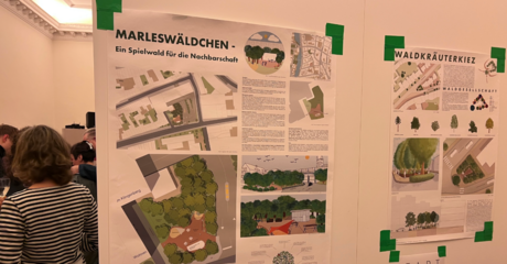 Hier sieht man zwei Plakate mit Entwürfen, die Stadtwälder zeigen 