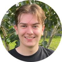 Student Ein junger Mann aus dem Studiengang Nachhaltige Gebäudetechnik lacht in die Kamera