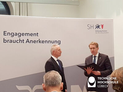 Ministerpräsident Daniel Günther, Schleswig-Holstein, zeichnet Prof. Dr. Rolf Granow (links) mit dem Verdienstorden des Landes aus. Foto: Arne Welsch, TH Lübeck