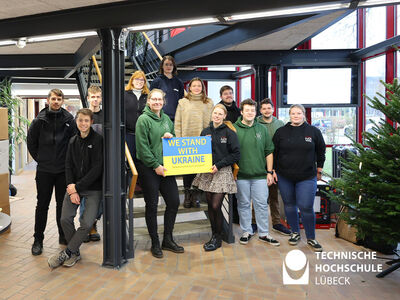 Viele fleißige Helfer*innen packten am 28. November mit an und sortierten die Spenden der TH Lübeck für die Partnerhochschule in Chernowitz. Foto: TH Lübeck 