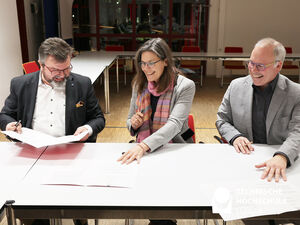 Damit der Vertrag auch drei Unterschriften bekommt, wird getauscht. Foto: TH Lübeck