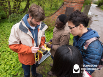 Water Engineering Studierende führen Messungen durch. Foto: Sönke Hucho 