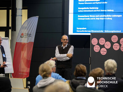 Honorarprofessor der TH Lübeck, Prof. Dietmar Walberg (r.) gab gemeinsam mit Jochen Dorenbusch, zweiter Vizepräsident der Architekten- und Ingenieurkammer Schleswig-Holstein, Einblicke in die Energetische Sanierung. 