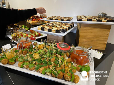 Fingerfood steht drapiert auf einem Tisch