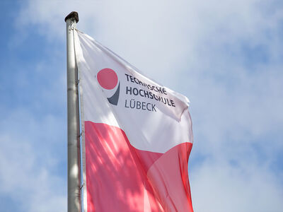 Auf diesem Bild ist eine gehisste TH Lübeck flagge zu sehen