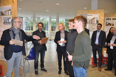 Preisverleihung: v.l.: Christoph Schild, VP AKNDS Wentorf Niedersachsen, Professor Heiner Lippe, TH Lübeck, Dr. Matthias Rasch GF Trave GmbH HL sowie die Preisträger Alexander Gnärig und Torre Waltje. Foto: TH Lübeck