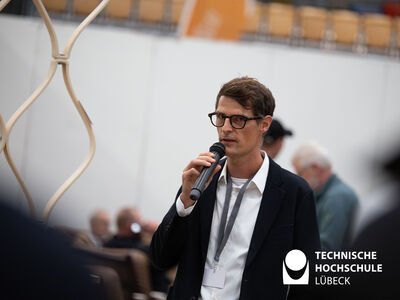 Prof. Michael Herrmann eröffnet der Forschungspavillon. Foto: TH Lübeck 