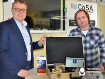 Prof. Dr. Horst Hellbrück (links) und Doktorand Sven Leugner mit dem LoRaWan-Equipment. Foto: TH Lübeck