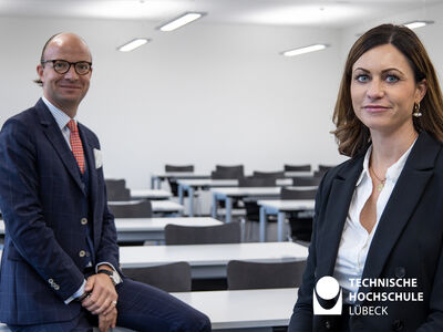 TH-Professor für Internationale Kapitalmärkte und Internationale Wirtschaftspolitik Dr. Leef H. Dierks mit seiner Wissenschaftlichen Mitarbeiterin M.A. Sonja Tiggelbeck. Foto: TH Lübeck