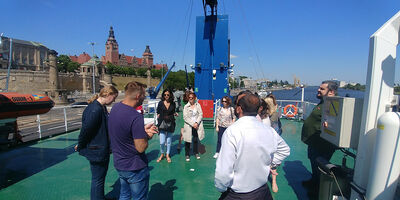 Besichtigung des Forschungsschiffs der Universität mit Kommandobrücke. Foto: Maritime University