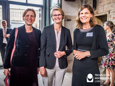 Hoher Besuch zum 50-sten v.l.: Karin Prien, Wissenschaftsministerin Schleswig-Holstein; Anja Karliczek, Bundesministerin für Bildung und Forschung und Gastgeberin Dr. Muriel Helbig, Präsidentin TH Lübeck. Foto: O. Malzahn