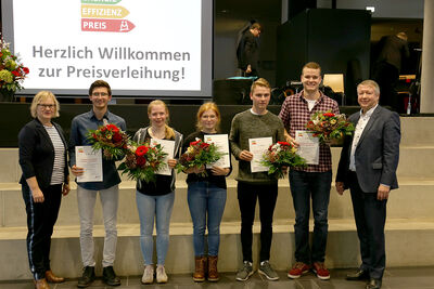 1. Preis für Team Florian Lotties, Lina Johannsen, Constanze Borghoff, Nikolas Holdt und Thore Marin mit Kanzlerin Yvonne Plaul (links) und Frank Schumacher (rechts). Foto: TH Lübeck