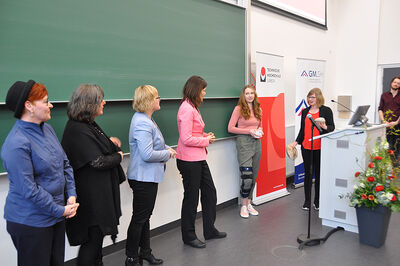 Anna Klostermann (rechts), Präsidentin des StuPa und Carolin Anders (2.v.r.), Vorsitzende des AStA überreichen den Schmunzelstein. Foto: TH Lübeck