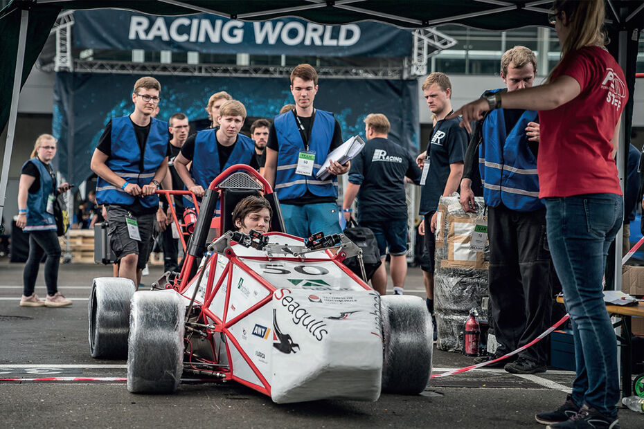 Studierendenden-Team Seagulls bereiten ihren selbst kontruierten Wagen für ein Rennen vor.