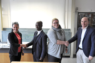 Schulleitungen Grit Sabelus, Ernestinenschule (links) und Frank Poetzsch-Heffter, Katharineum (rechts) bedanken sich bei Prof. Dr. Cecil Bruce-Boye und Mitarbeiterin M.Sc. Mareike Redder. Foto: TH Lübeck