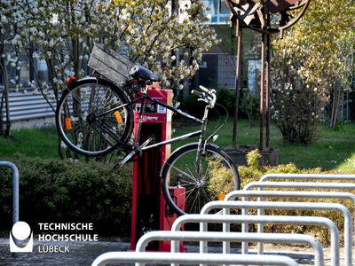 Zwei Fahrradreparaturstationen stehen bei Gebäude 13 und 1. 