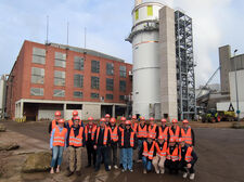 Studierende der TH Lübeck vor der Zuckerfabrik in Uelzen während einer Exkursion am 12. November 2024.