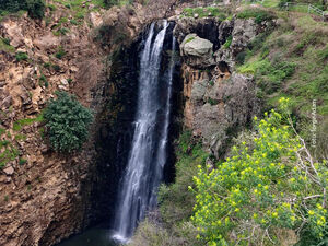 Sogar Wasserfälle kann man in den bergigen Regionen entdecken. Foto: Torge Adam