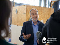 Prof. Matthias Grottker im Interview in der Ausbildungs- und Versuchskläranlage. Foto: TH Lübeck 