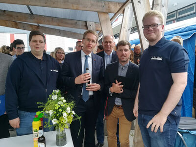 Daniel Günther und das Dekanat mit Studierenden der Fachschaft Bau. Foto: TH Lübeck