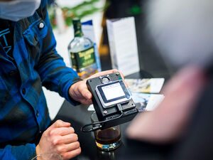 Ein Gerät, das mittels Gassensoren und KI den Geruch von Kaffee oder Whiskey erkennen kann. Foto: Olaf Malzahn