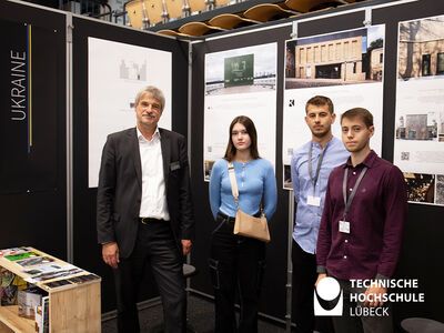 Prof. Helmut Offermann und ukrainische Studierende präsentieren das neue Projekt „ukraine-digital-bauen“. Foto: TH Lübeck