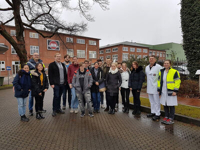 Exkursionsteilnehmende zur Besichtigung der Produktion der Schwartauer Werke. Foto: Prof. Dr. Pietsch