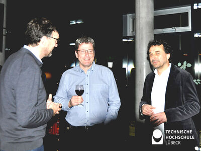 Professor Michael Locher (rechts) im Gespräch mit seinen neuen Kollegen. Foto: TH Lübeck