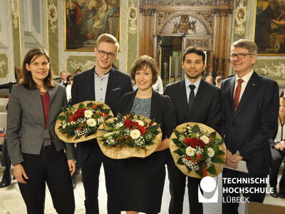 Possehl-Ingenieur-Preisverleihung im Rathaus zu Lübeck, v.l.: Muriel Helbig, TH-Präsidentin; Henrik Siegel, Prämie; Possehl-Ingenieur-Preisträgerin Karina Jepsen; Cesar Andres Carvajal Arrieta, Prämie und Max Schön, Possehl-Stiftungsvorstand. Foto: TH Lübeck