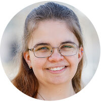 Absolventin Eine Absolventin aus dem Studiengang Nachhaltige Gebäudetechnik wird gezeigt.