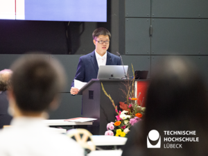 Environmental Engineering Absolvent Zhou Yichong richtet sich in einer Rede an seine Nachfolgegeneration.