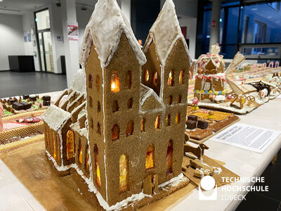 Man sieht die St. Marienkirche als Lebkuchenhaus