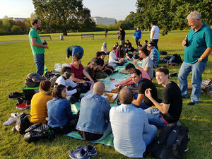 Pizza-Picknick auf der Horner Rennbahn und gemeinschaftlicher Tanz. Foto: LINKplus