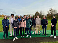 Studierende der TH Lübeck beim Golf-Schnupperkurs auf einem Golfplatz während der Projektwoche 2024.