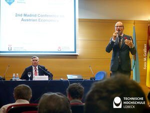 Madrid Konferenz, Prof. Dr. Leef Dierks beim Vortrag und chairman Prof. Dr. Jesús Huerta de Soto, Universidad Rey Juan Carlos (links). Foto: M. Gräßner