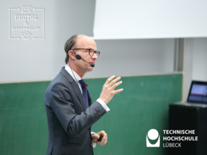 In diesem Jahr fand die Podiumsdiskussion von Prof. Dierks (im Bild) und Prof. Timm online statt. Das Bild wurde 2016 aufgenommen. Foto: TH Lübeck