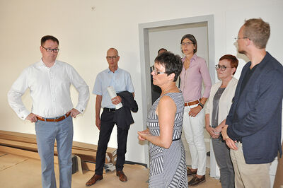 Dipl.-Ing. Claudia Zimdars, Leiterin der Niederlassung Nord (3.v.r.), erläutert der Besuchergruppe die Barrierefreiheit. Foto: TH Lübeck