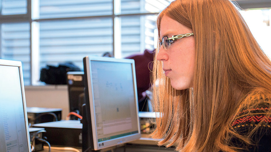 Eine Studentin der TH Lübeck in einem labor des Masterstudiengangs Wirtschaftsingenieurwesen